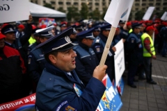 Politistii participa la un protest, in Bucuresti, vineri, 26 septembrie 2008. Peste 2.000 de sindicalisi afiliati la Pro Lex au participat la mitingul organizat in Piata Constitutiei din Capitala, principalele solicitari fiind majorarea salariilor cu minimum 30 la suta, modificarea Statutului politistului si acoperirea deficitului de personal. BOGDAN STAMATIN / MEDIAFAX FOTO